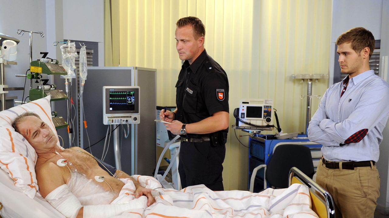 Lars und Roman mit einem Polizisten