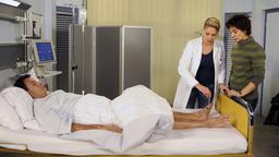 Merle und Britta an Gunters Krankenbett