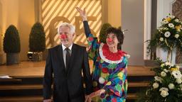65. Geburtstag: Höhepunkt von Gunters Geburtstagsparty wird eine Darbietung von Merle (Anja Franke) als Clown, die Thomas (Gerry Hungbauer) auf amüsante Weise einspannt.