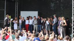 Zum Abschluss singen alle Schauspieler gemeinsam das Lied "Für mich soll's Rote Rosen regnen". Bis zum nächsten Jahr!