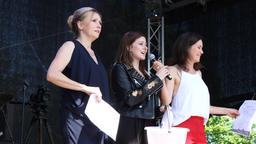 Dana Golombek, Malin Steffen und Patricia Schäfer verkünden die Tombola-Gewinner.