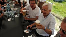 Auf die Freundschaft: Hermann Toelcke und Gerry Hungbauer gönnen sich ein kühles Bier. 