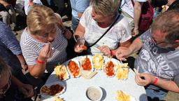 Currywurst und Pommes: Für das leibliche Wohl der Fans ist gesorgt.