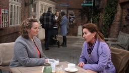 Agnes (Katja Preuß) führt Yvonne (Julia Dahmen) vor Augen, dass sie besser keine Front gegen Franks altes Leben aufbaut.