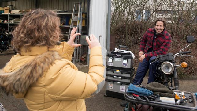 Bild: ARD/Nicole Manthey Agnes (Katja Preiß) überzeugt Ben (Hakim Michael Meziani, r,), seiner früheren Modelagentur neue Bilder zu schicken.