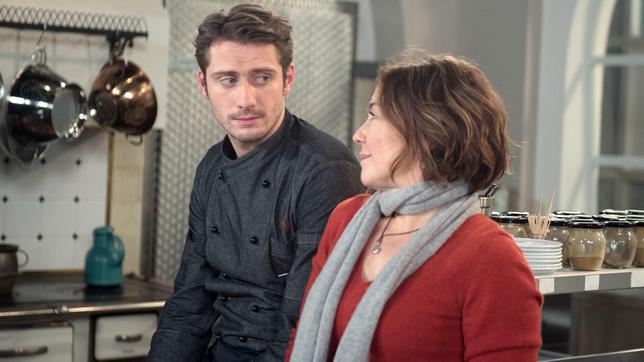Alex (Philipp Oliver Baumgarten) entschuldigt sich bei Astrid (Claudia Schmutzler) für seine schroffe Reaktion, und es kommt zu einem befreienden Gespräch über den Unfalltod seiner Mutter.
