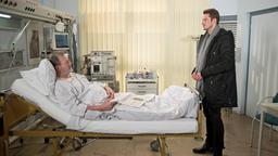 Alex (Philipp Oliver Baumgarten) ist verletzt, als Bruno (Wolfgang Häntsch) ihm unterschwellig vorwirft, als Letzter zu Besuch zu kommen.