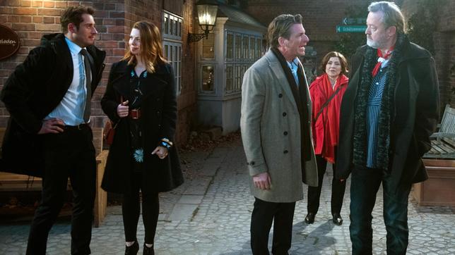 Bild: ARD/Nicole Manthey Alex (Philipp Oliver Baumgarten), Judith (Katrin Ingendoh) und Astrid (Claudia Schmutzler) werden Zeuge, als Henning (Herbert Ulrich) Bruno (Wolfgang Häntsch) wegen dessen öffentlicher Verleumdung zur Rede stellt.