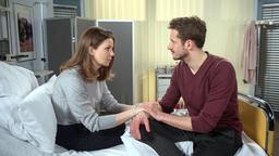 Alex (Philipp Oliver Baumgarten) kümmert sich um Judith (Katrin Ingendoh), die unter den Folgen ihrer Thrombose leidet und ihn um Verzeihung bittet.
