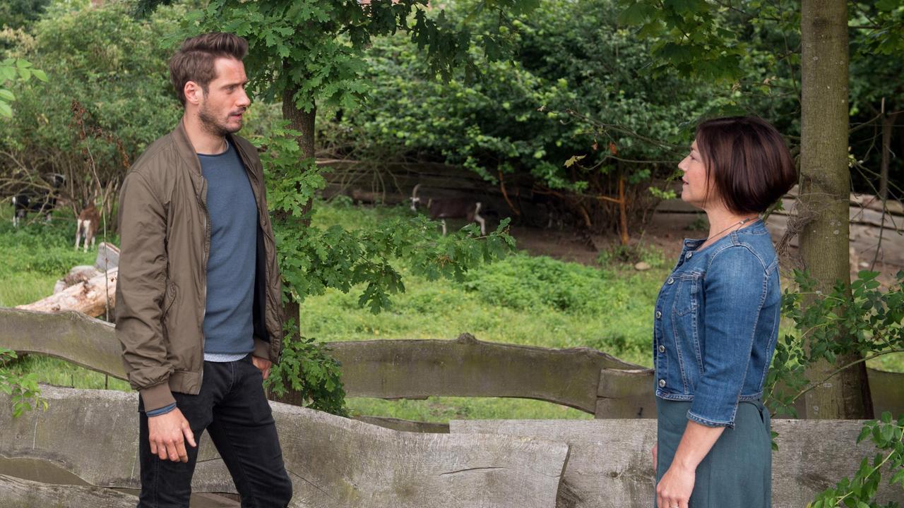 Alex (Philipp Oliver Baumgarten) und Astrid (Claudia Schmutzler) fragen sich, ob Henning für die Kontaminierung der Bodenproben des Maiwald-Hofs gesorgt hat.