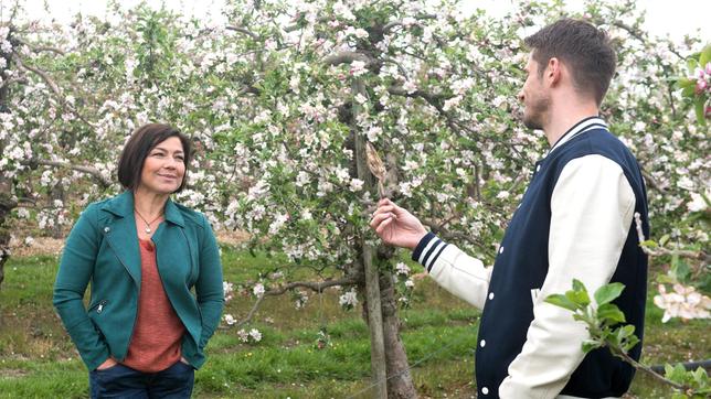 Bild: ARD/Nicole Manthey Alex (Philipp Oliver Baumgarten) und Astrid (Claudia Schmutzler) werden vom Schicksal zusammengeführt und finden endlich zueinander.