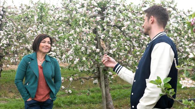 Alex (Philipp Oliver Baumgarten) und Astrid (Claudia Schmutzler) werden vom Schicksal zusammengeführt und finden endlich zueinander.