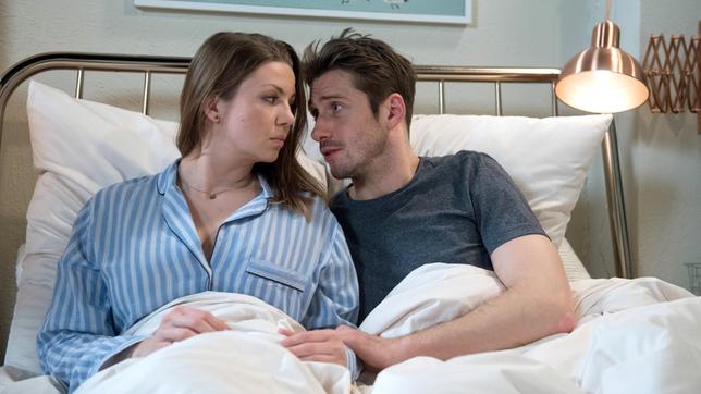 Bild: ARD/Nicole Manthey Alex (Philipp Oliver Baumgarten) versucht Judith (Katrin Ingendoh) seine ablehnende Haltung bezüglich der Heirat zu erklären.