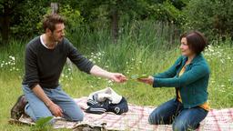 Alex (Philipp Oliver Baumgarten) verwöhnt Astrid (Claudia Schmutzler) mit einem kleinen, improvisierten Picknick.