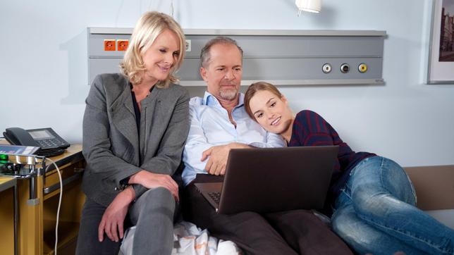 Bild: ARD/Nicole Manthey Als Arthur (Jochen Horst) wegen eines Hexenschusses plötzlich ins Krankenhaus muss, kommen er und Nora (Anne Moll) sich wieder näher. Auch Edda (Leonie Landa) spürt erstmals so etwas wie Familiengefühl.