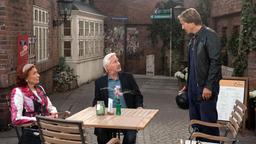 Als Ben (Hakim Michael Meziani) sich bei Thomas (Gerry Hungbauer, M. mit Brigitte Antonius) beschwert, ahnt dieser, dass ihm die Elternsprecherin Frau Welling nur Ärger bringt.