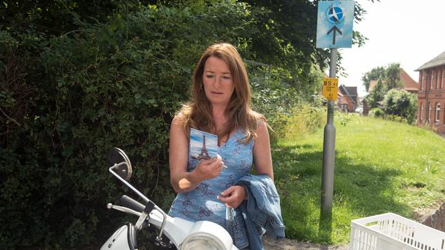 Bild: ARD/Nicole Manthey Als Carla (Maria Fuchs) ihr Leben wieder in die Hand nehmen will, entdeckt sie eine Postkarte aus Paris an ihrem Roller – sie will aufgewühlt wissen, woher die Karte kommt.