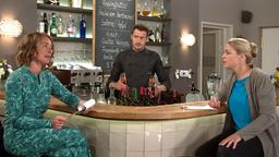 Als Carla (Maria Fuchs) sich mit Britta (Jelena Mitschke) über ihre berufliche Zukunft unterhält, horcht Alex (Philipp Oliver Baumgarten) besorgt auf – will Cara ihr Restaurant zurück?