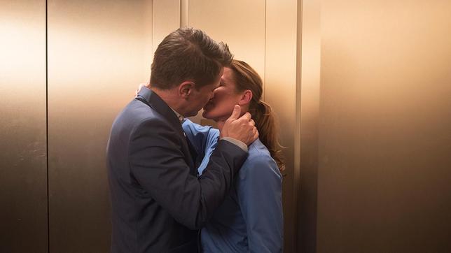 Als Carla (Maria Fuchs) und Gregor (Wolfram Grandezka) sich allein im Fahrstuhl treffen, siegt die Begierde …