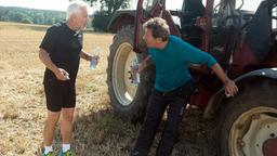 Als der trockene Alkoholiker Gunter (Hermann Toelcke, r. mit Gerry Hungbauer) beim Training in freier Natur einen Erfrischungsschluck aus einer „Wasserflasche“ nimmt, ahnt er nicht, dass sich darin Wodka befindet …