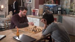 Als er David (Arne Rudolf) und Ellen (Yun Huang) beim Schachspielen beobachtet, fühlt Simon (Thore Lüthje) sich wie das fünfte Rad am Wagen.