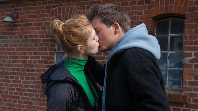 Als Finn (Lucas Bauer) Nici (Lucy Hellenbrecht) voller Verständnis begegnet, kann sie nicht anders, als ihn zu küssen