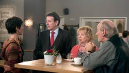 Als Gunter (Hermann Toelcke) mit seinem Geschenk an Merle (Anja Franke) genau ins Schwarze trifft, sind Erika (Madeleine Lierck-Wien) und Hannes (Claus Dieter Clausnitzer) verblüfft. Hat das Wunschritual tatsächlich gewirkt?