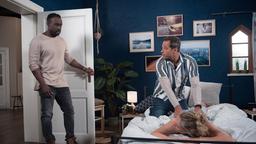 Als Hendrik (Jerry Kwarteng) Leo (Daniel Hartwig) dabei erwischt, wie er Brittas (Jelena Mitschke) Hexenschuss in ihrem Bett behandelt, muss er sich Brittas Spott wegen seiner Eifersucht gefallen lassen.