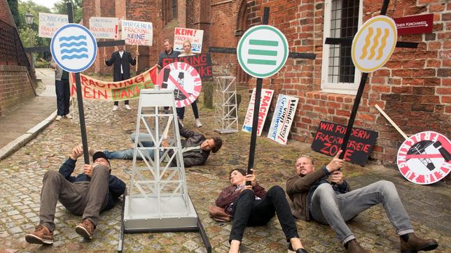 Bild: ARD/Nicole Manthey Als herauskommt, dass die Demo nicht genehmigt ist, ändert Walter (Ludger Burmann) die Taktik (mit Anja Franke, M., Hakim Michael Meziani, 2.v.l. und Komparsen).