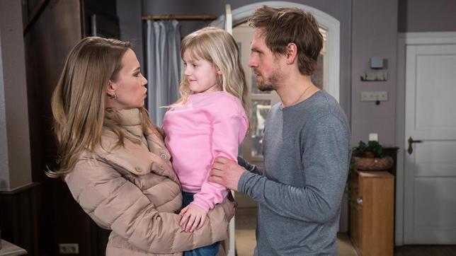 Bild: NDR/ARD/Nicole Manthey Als Jorik (Remo Schulze) in seiner Sorge um Henni (Jonna Weidner) die Sicherungen durchbrennen, geht er Amelie (Lara-Isabelle Rentinck) unfair an.