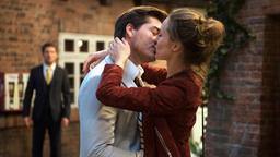 Als Patrick (Constantin Lücke, h.) Kim (Hedi Honert) gestehen will, dass er mehr für sie empfindet als ihm bewusst war, muss er sehen, wie sie Theo küsst.