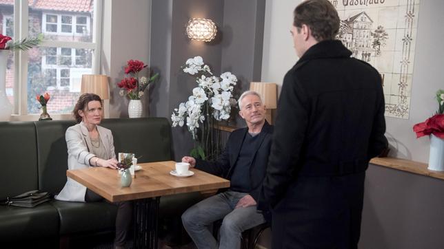 Bild: ARD/Nicole Manthey Als Paul (Leander Lichti) sich verabschiedet, redet Tatjana (Judith Sehrbrock) sich ein, über seinen Weggang genauso erleichtert zu sein wie Thomas (Gerry Hungbauer).