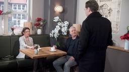 Als Paul (Leander Lichti) sich verabschiedet, redet Tatjana (Judith Sehrbrock) sich ein, über seinen Weggang genauso erleichtert zu sein wie Thomas (Gerry Hungbauer).