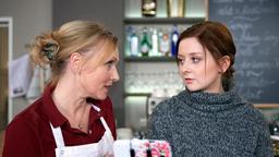 Als Sigrid (Dana Golombek) begreift, dass Swantje (Malin Steffen) die Tochter ihrer Jugend-Freundin Helen ist, verspricht sie ihr zu helfen …