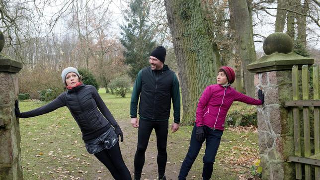 Als Sonja (Madeleine Niesche) mit Merle (Anja Franke) beim Joggen über ihre Gefühle für Tilmann (Björn Bugri) spricht, steht der plötzlich hinter ihr. Hat er alles mitgehört …?