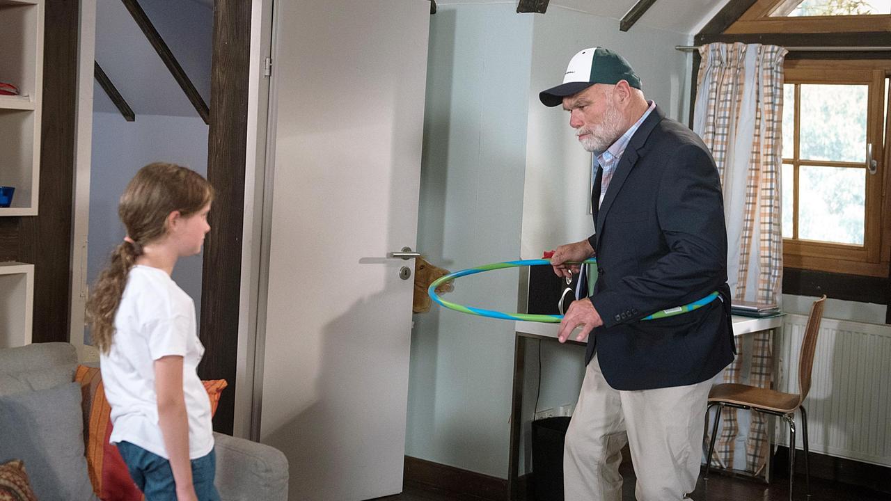 Als Walter (Ludger Burmann) gutgelaunt Lilly den Hula-Hoop Reifen vorführt, bremst ihn sein Ischias schmerzhaft aus.