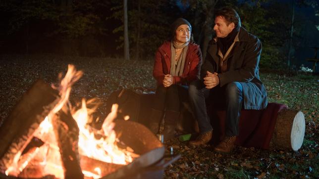 Am romantischen Lagerfeuer erhofft sich Henning (Herbert Ulrich), Astrid (Claudia Schmutzler) erneut näher zu kommen.