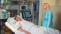 Amelie (Lara-Isabelle Rentinck) atmet erleichtert auf, als Torben (Joachim Kretzer) endlich aufwacht.