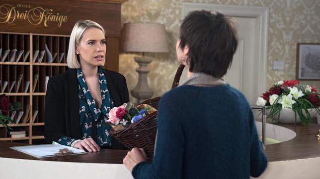 Bild: ARD/Nicole Manthey Amelie (Lara-Isabelle Rentinck) erfährt von Merle (Anja Franke), dass Gunter sich wieder in die Hotelgeschäfte einmischen will.