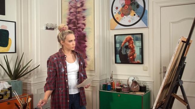 Bild: ARD/Nicole Manthey Amelie (Lara-Isabelle Rentinck) fälscht voller Hingabe ein Werk ihres Vaters.
