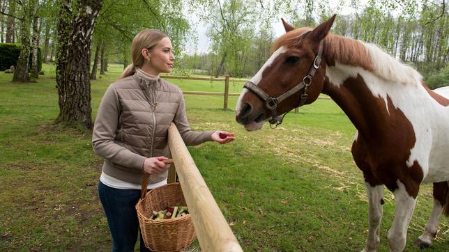 Bild: ARD/Nicole Manthey Amelie (Lara-Isabelle Rentinck) freundet sich mit Pferd "Bijou" an.