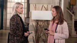 Amelie (Lara-Isabelle Rentinck) gibt vor Judith (Katrin Ingendoh) zu, Cem nur aus taktischen Gründen freigegeben zu haben.