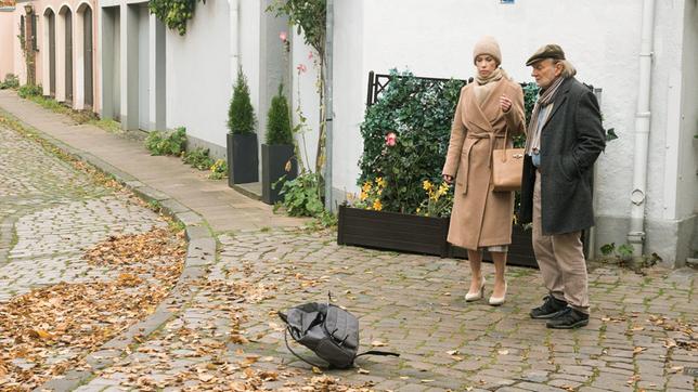 Bild: ARD/Nicole Manthey Amelie (Lara-Isabelle Rentinck) ist elektrisiert, als sie Zeugin wird, wie Hannes (Claus Dieter Clausnitzer) eine Tasche voller Geld vor die Füße fällt.