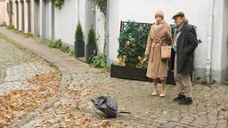 Amelie (Lara-Isabelle Rentinck) ist elektrisiert, als sie Zeugin wird, wie Hannes (Claus Dieter Clausnitzer) eine Tasche voller Geld vor die Füße fällt.