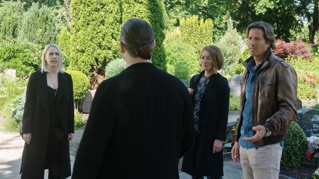 Amelie (Lara-Isabelle Rentinck) ist geschockt, als Theo (Frederic Böhle) sie von Torbens Beerdigung ausschließt. Ben (Hakim Michael Meziani) und Carla (Maria Fuchs) versuchen zu vermitteln.
