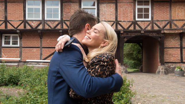 Bild: ARD/Nicole Manthey Amelie (Lara-Isabelle Rentinck) ist überglücklich, dass Gregor (Wolfram Grandezka) größten Hochzeitswunsch erfüllt.