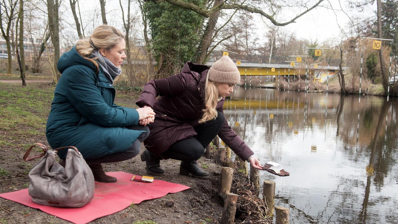 Amelie (Lara-Isabelle Rentinck) lässt sich auf Brittas (Jelena Mitschke) Vorschlag ein, mit einem Ritual, Torbens Tod zu verarbeiten.