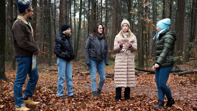 Amelie (Lara-Isabelle Rentinck, 2 v.r) muss sich eingestehen, dass sie mehr Spaß hat als gedacht. Mit Jorik (Remo Schulze), Jolina (Hanna-Marie Hofmann), Hotelmitarbeiterin (Joyce Ivens, 2 v.l) und Hotelmitarbeiterin ( Melanie Koschmieder)