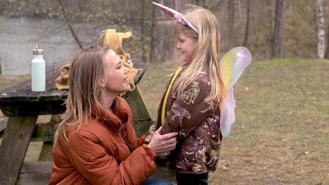 Amelie (Lara-Isabelle Rentinck) spielt ausgelassen mit Henni (Jonna Weidner) auf dem Ziegenhof