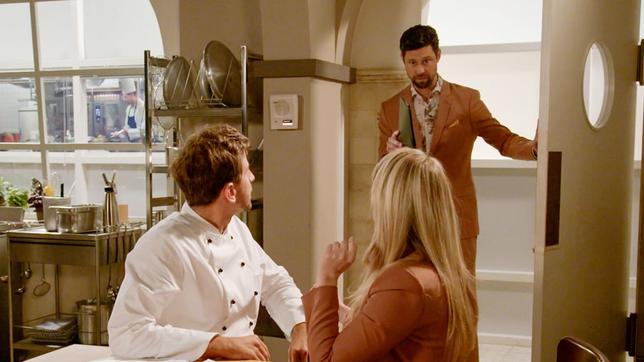 Amelie (Lara-Isabelle Rentinck) und Arthur (Vivian Frey) werden von Julius (Jan Stapelfeldt) beim Küssen im Hotel erwischt. Er droht den beiden beim nächsten Verstoß mit Rauswurf.